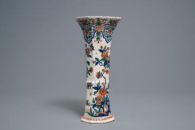 A large ribbed Dutch Delft cashmere palette vase, 17/18th C.