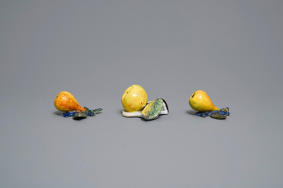 Six mod&egrave;les de pommes et poires en fa&iuml;ence polychrome de Delft, 18&egrave;me