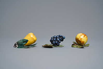 SIx mod&egrave;les de pommes, poires et raisins en fa&iuml;ence polychrome de Delft, 18&egrave;me