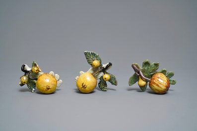 Cinq mod&egrave;les de pommes et poires en fa&iuml;ence polychrome de Delft, 18&egrave;me