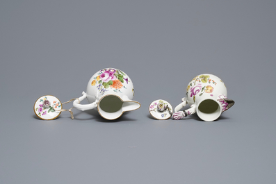 Deux verseuses en porcelaine de Meissen &agrave; d&eacute;cor floral, Allemagne, 18/19&egrave;me