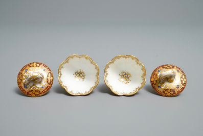 Une paire de pots &agrave; &eacute;pices couverts en porcelaine de Meissen &agrave; d&eacute;cor 'Kauffahrtei', Allemagne, 18&egrave;me