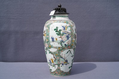 Un vase en porcelaine de Chine famille verte aux m&eacute;daillons de paysages, Kangxi