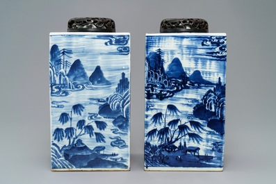 Een paar grote Chinese blauw-witte vierkante theebussen met landschappen, 19e eeuw