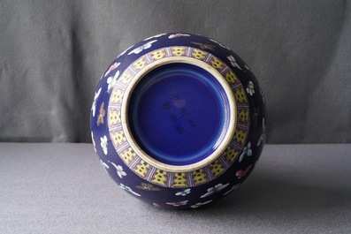 Un vase de forme bouteille en porcelaine de Chine &agrave; fond bleu, marque de Guangxu, 19/20&egrave;me