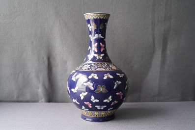 Un vase de forme bouteille en porcelaine de Chine &agrave; fond bleu, marque de Guangxu, 19/20&egrave;me