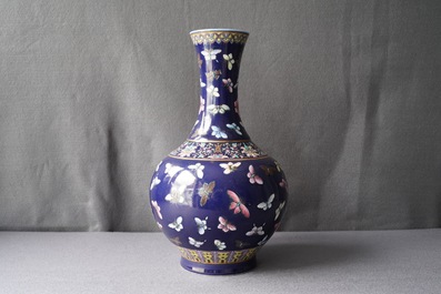 Un vase de forme bouteille en porcelaine de Chine &agrave; fond bleu, marque de Guangxu, 19/20&egrave;me