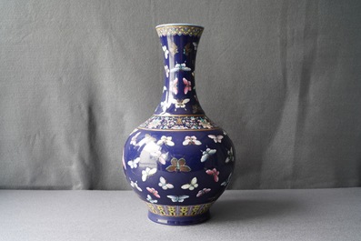 Un vase de forme bouteille en porcelaine de Chine &agrave; fond bleu, marque de Guangxu, 19/20&egrave;me