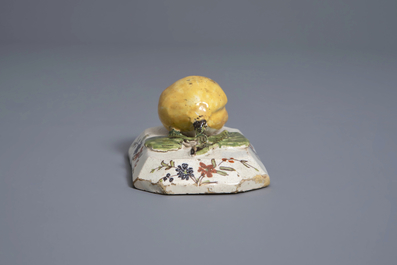 Un mod&egrave;le d'un citron sur un base en fa&iuml;ence polychrome de Delft, ca. 1800