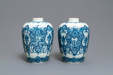 Une paire de vases en fa&iuml;ence de Delft en bleu et blanc dans le style de Daniel Marot, d&eacute;but du 18&egrave;me