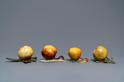 Sept mod&egrave;les de pommes, poires et raisins en fa&iuml;ence polychrome de Delft, 18&egrave;me