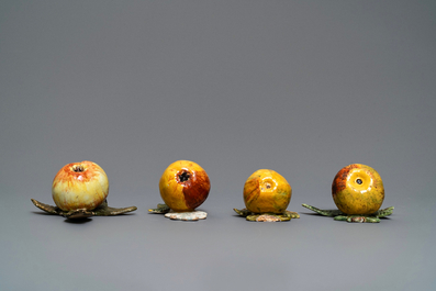 Sept mod&egrave;les de pommes, poires et raisins en fa&iuml;ence polychrome de Delft, 18&egrave;me