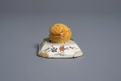 Un mod&egrave;le d'un citron sur un base en fa&iuml;ence polychrome de Delft, ca. 1800