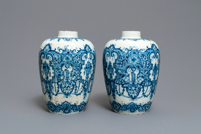 Une paire de vases en fa&iuml;ence de Delft en bleu et blanc dans le style de Daniel Marot, d&eacute;but du 18&egrave;me