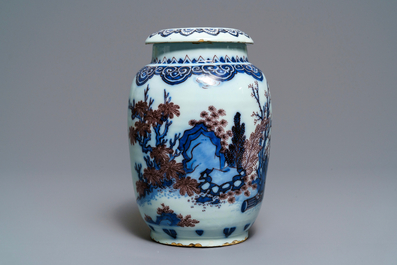 Un pot couvert en fa&iuml;ence de Delft en bleu, blanc et mangan&egrave;se &agrave; d&eacute;cor de chinoiserie, dernier quart du 17&egrave;me