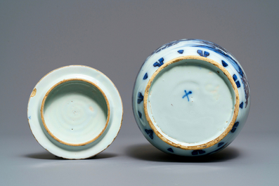 Een zeldzame blauw-witte en mangane Delftse chinoiserie dekselpot, laatste kwart 17e eeuw