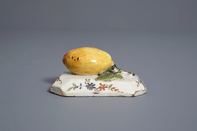 Een polychroom Delfts model van een citroen op basis, ca. 1800