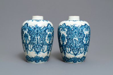 Une paire de vases en fa&iuml;ence de Delft en bleu et blanc dans le style de Daniel Marot, d&eacute;but du 18&egrave;me