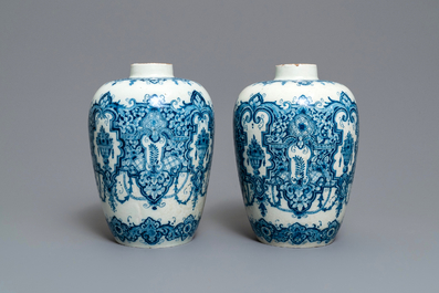 Een paar blauw-witte Delftse vazen in de stijl van Dani&euml;l Marot, begin 18e eeuw