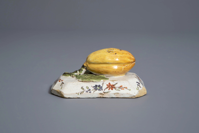 Un mod&egrave;le d'un citron sur un base en fa&iuml;ence polychrome de Delft, ca. 1800