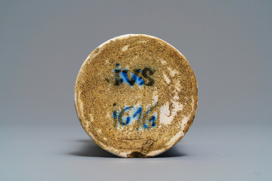 Un gobelet d'apr&egrave;s un mod&egrave;le en argent en fa&iuml;ence de Delft en bleu et blanc &agrave; inscription, dat&eacute;e 1676