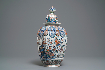 Un grand vase en fa&iuml;ence de Delft en palette cachemire, d&eacute;but du 18&egrave;me