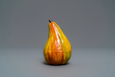Un mod&egrave;le d'une poire en fa&iuml;ence polychrome de Delft, 18&egrave;me