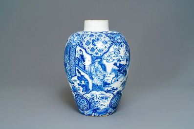 Un grand vase exceptionnel en fa&iuml;ence de Delft en bleu et blanc &agrave; d&eacute;cor de chinoiserie, 17/18&egrave;me