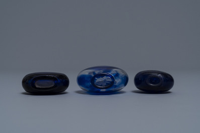 Trois tabati&egrave;res en verre bleu transparent, une avec inscription, Chine, 18/19&egrave;me