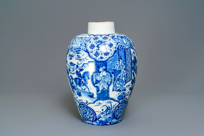 Un grand vase exceptionnel en fa&iuml;ence de Delft en bleu et blanc &agrave; d&eacute;cor de chinoiserie, 17/18&egrave;me