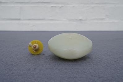 Een Chinese lichte celadon jade snuiffles, 19e eeuw