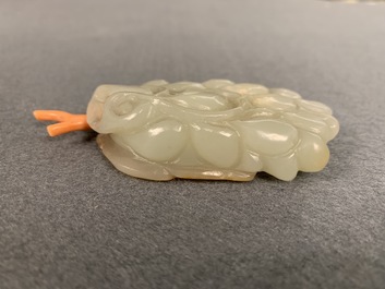 Drie Chinese jade snuifflessen met koralen stoppen, 19/20e eeuw