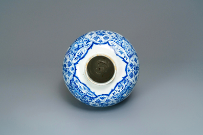Een uitzonderlijke grote blauw-witte Delftse chinoiserie vaas, 17/18e eeuw