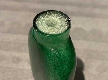 Seven Chinese green overlay snowflake and moulded green glass snuff bottles, 19/20th C.