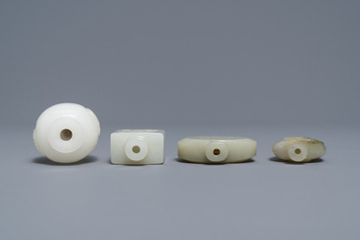 Four Chinese white and celadon jade snuff bottles, 19/20th C.