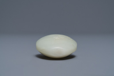 Een Chinese lichte celadon jade snuiffles, 19e eeuw