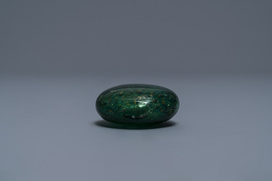 A rare Chinese biotite-sandwiched green glass snuff bottle, Imperial Glassworks, Beijing, 1720-1840