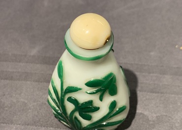 Seven Chinese green overlay snowflake and moulded green glass snuff bottles, 19/20th C.