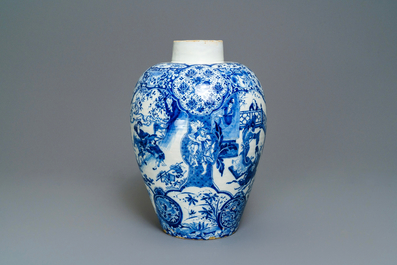 Un grand vase exceptionnel en fa&iuml;ence de Delft en bleu et blanc &agrave; d&eacute;cor de chinoiserie, 17/18&egrave;me