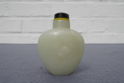 A Chinese pale celadon jade snuff bottle, 19th C.