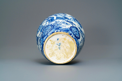 Een uitzonderlijke grote blauw-witte Delftse chinoiserie vaas, 17/18e eeuw