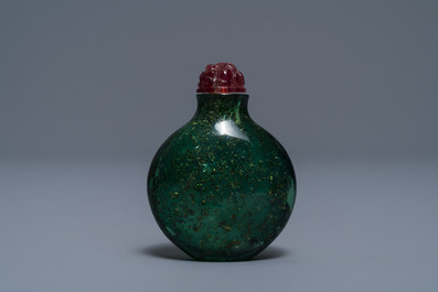 Een Chinese groene glazen snuiffles met biotiet, Keizerlijke Glasmanufactuur, Peking, 1730-1840