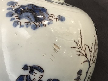 Un vase en fa&iuml;ence de Delft en bleu, blanc et mangan&egrave;se &agrave; d&eacute;cor de chinoiserie, 2&egrave;me moiti&eacute; du 17&egrave;me