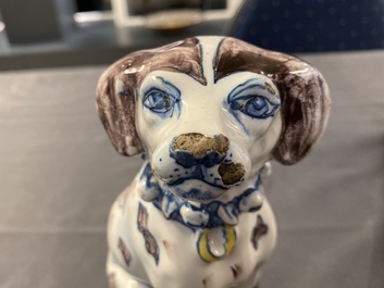 Un mod&egrave;le d'un chien en fa&iuml;ence polychrome de Delft, d&eacute;but du 18&egrave;me