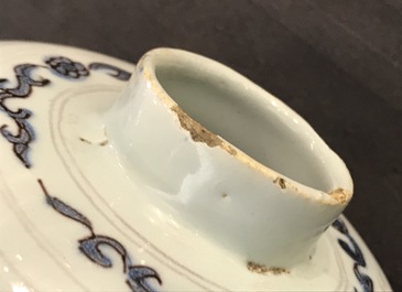 Un vase en fa&iuml;ence de Delft en bleu, blanc et mangan&egrave;se &agrave; d&eacute;cor de chinoiserie, 2&egrave;me moiti&eacute; du 17&egrave;me