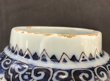 Een zeldzame blauw-witte en mangane Delftse chinoiserie dekselpot, laatste kwart 17e eeuw