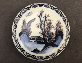 Un pot couvert en fa&iuml;ence de Delft en bleu, blanc et mangan&egrave;se &agrave; d&eacute;cor de chinoiserie, dernier quart du 17&egrave;me