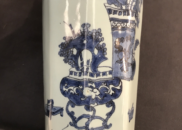 Een octagonale blauw-witte Delftse chinoiserie vaas met een olifant, laatste kwart 17e eeuw