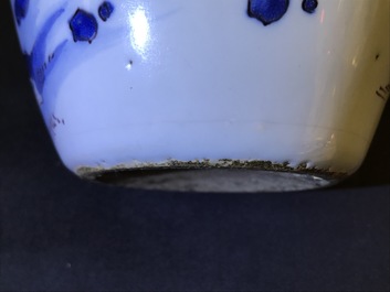 Un vase en fa&iuml;ence de Delft en bleu, blanc et mangan&egrave;se &agrave; d&eacute;cor d'un &eacute;l&eacute;phant, 2&egrave;me moiti&eacute; du 17&egrave;me