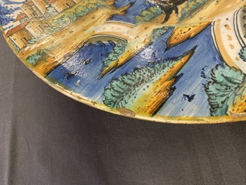 Un grand plat en majolique italienne &agrave; d&eacute;cor de J&eacute;r&ocirc;me de Stridon, Urbino ou Venise, milieu du 16&egrave;me